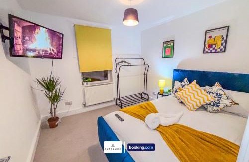 Bristol House | Armoury Square Deluxe 4 Bedroom Home near City Centre by AltoLuxoExperience Short Lets & Serviced Accommodation With Free Parking & WiFi