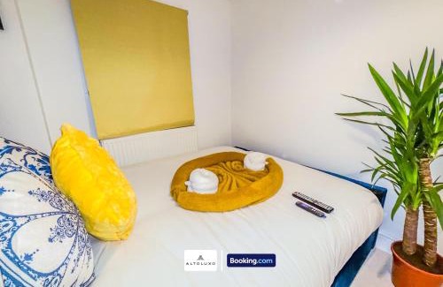 Bristol House | Armoury Square Deluxe 4 Bedroom Home near City Centre by AltoLuxoExperience Short Lets & Serviced Accommodation With Free Parking & WiFi