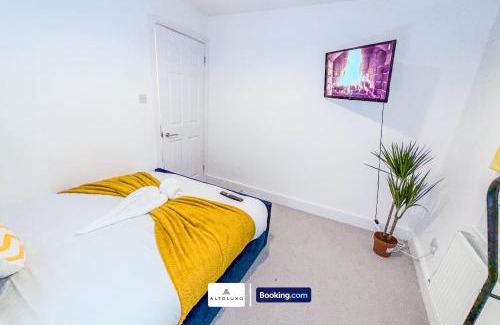 Bristol House | Armoury Square Deluxe 4 Bedroom Home near City Centre by AltoLuxoExperience Short Lets & Serviced Accommodation With Free Parking & WiFi
