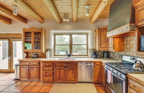 Arroyo Seco House | Arroyo Seco Adobe w/Hot Tub Near Taos Ski Valley!