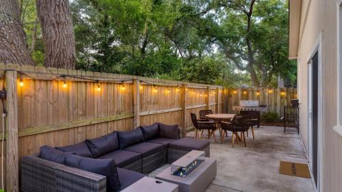 Old Village House | Arsenal Buyout by AvantStay 2 Homes Near Sullivan’s Island w Outdoor Dining