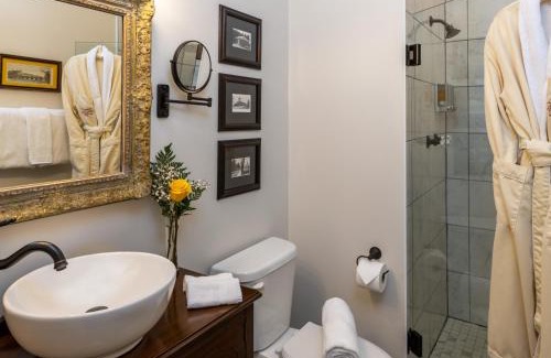 Eureka Springs Historic District Bed & Breakfast | Arsenic and Old Lace Bed & Breakfast Inn