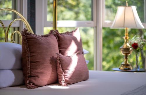 Eureka Springs Historic District Bed & Breakfast | Arsenic and Old Lace Bed & Breakfast Inn