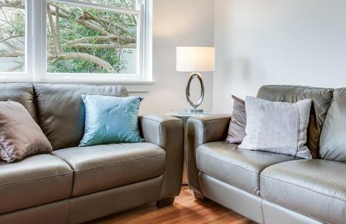 Neutral Bay Apartment | Art Deco 2-Bed Close to City and Harbour