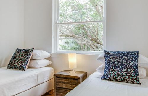 Neutral Bay Apartment | Art Deco 2-Bed Close to City and Harbour
