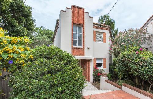 Neutral Bay Apartment | Art Deco 2-Bed Close to City and Harbour