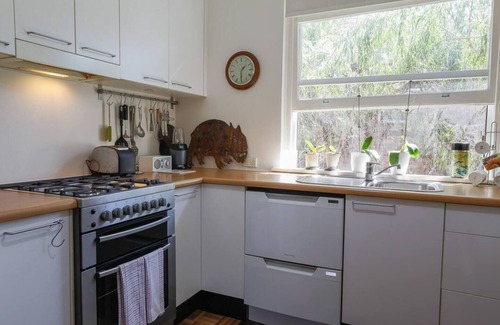 Maroubra Apartment | Art Deco at Marouba Beach Soak up the Sand and Surf