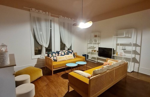 Autun Apartment | Art deco-cooning,