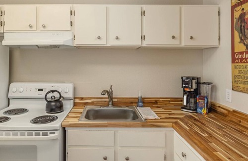 Downtown Anchorage Apartment | Art Deco Downtown 1 Bdrm 2 Beds
