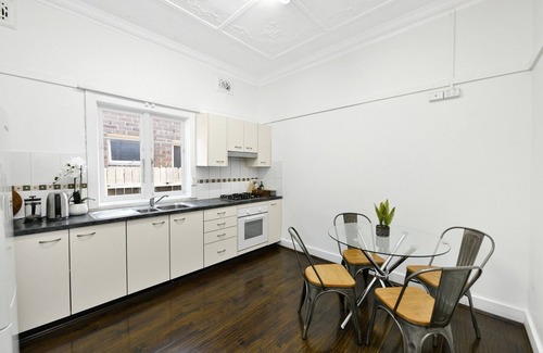 Kensington House | Art Deco Home with Games Room/Vape Room - 10mins to Stadium & Beach!