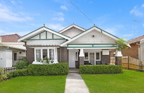 Kensington House | Art Deco Home with Games Room/Vape Room - 10mins to Stadium & Beach!