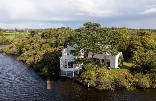 Corofin House | Art Deco Lakehouse retreat at Inchiquin