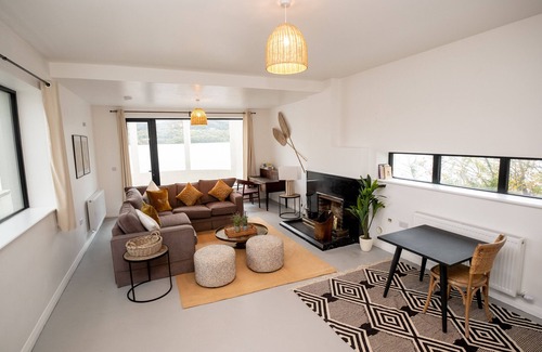 Corofin House | Art Deco Lakehouse retreat at Inchiquin