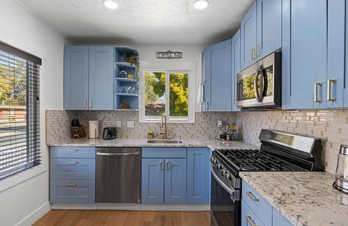 South Salt Lake House | Art Deco Oasis: Pool, Hot Tub, 5 BDR, 3 BTH, 2 King Beds, Arcade, BBQ, 4 TV's