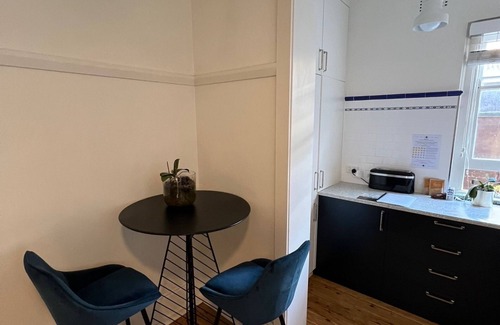 Darlinghurst Apartment | Art Deco studio close to Sydney City and local amenities