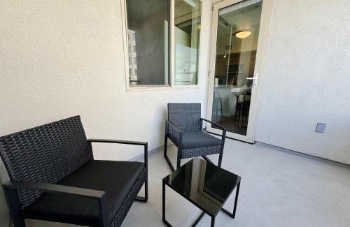 Miracle Mile Apartment | Art Deco Style Home in LA with Free Parking 10 min to Cedars