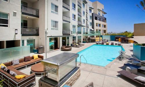 Miracle Mile Apartment | Art Deco Style Home in LA with Free Parking 10 min to Cedars