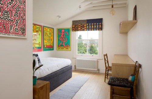 Shepherd's Bush Apartment | Art-inspired designer Family Home - Private Garden