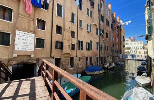 Cannaregio Apartment | ART PAINTING apartment with canal view