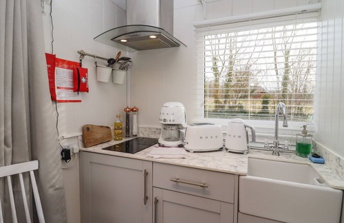 Blandford Saint Mary Cottage | ART STUDIO, pet friendly, with hot tub in Blandford Forum
