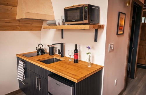 Stevenson Cabin | ArtBliss III: River Views, Soaking Tub, Firepit