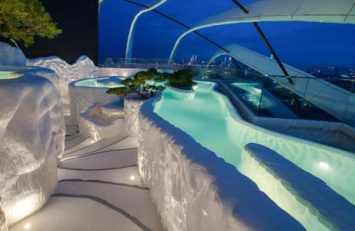 Kuala Lumpur Apartment | Arte Mont Kiara Luxury Suite with Heated Jacuzzi Pods - Free Parking - Next to MITEC- by The Stay Hub