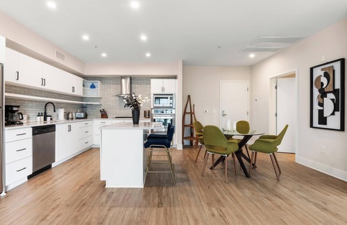Ocean Park Apartment | Artful 2BR Escape Near Local Dining & Shopping