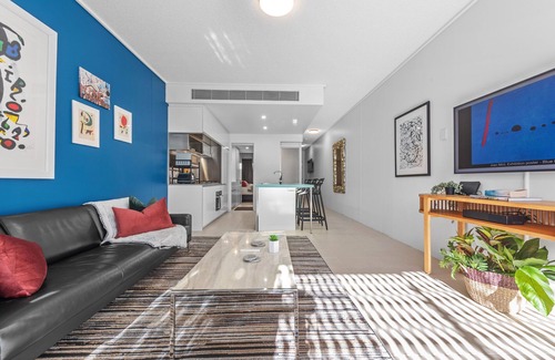 Fortitude Valley Apartment | Artful Abode! 1Bed/1Bath/1Car ~ 5 mins to CBD