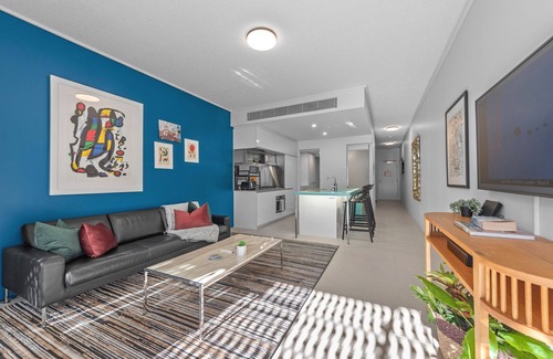 Fortitude Valley Apartment | Artful Abode! 1Bed/1Bath/1Car ~ 5 mins to CBD