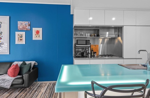 Fortitude Valley Apartment | Artful Abode! 1Bed/1Bath/1Car ~ 5 mins to CBD