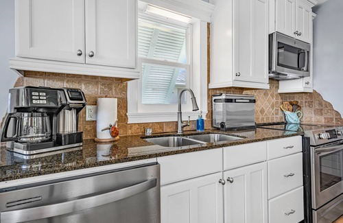 Marathon House | Artfully Decorated - Waterfront Dockage - Heated Pool - Tiki Hut - Ice Machine