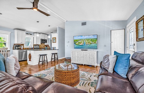 Marathon House | Artfully Decorated - Waterfront Dockage - Heated Pool - Tiki Hut - Ice Machine