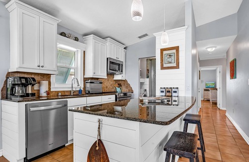 Marathon House | Artfully Decorated - Waterfront Dockage - Heated Pool - Tiki Hut - Ice Machine