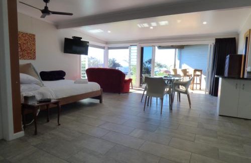 Emerald Beach Apartment | ArtHOUSE Beachfront Accommodation