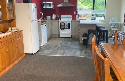 Hokitika House | Arthurstown Rd Riverview Holiday house HokitikanSpacious house sleeps 8.