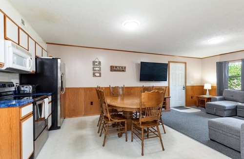 Indian Point Cabin | Artilla Cove Cabin 1- Lakeside - Pool & Hot Tub!
