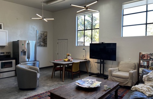 Richland Heights East House | Artisan Home 12 foot ceiling Loft in Space central great location off street