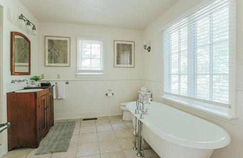Afton House | Artisan's Lodge: Romantic, Private, Central to 151
