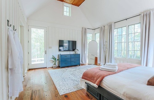Afton House | Artisan's Lodge: Romantic, Private, Central to 151