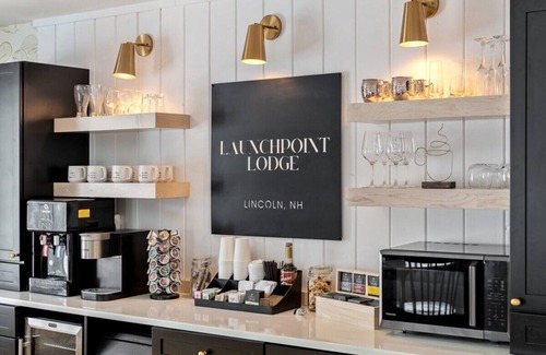 Lincoln Hotel | Artist Bluff: Chic 1BR Retreat | King Bed, Fireplace, Private Access