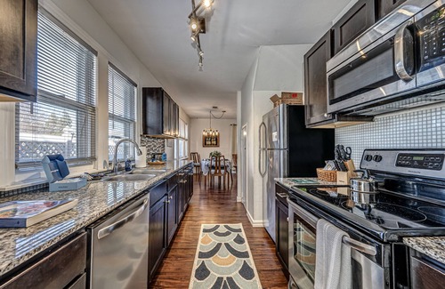 Helm Farm House | Artist Cottage - Walk to Great Shops and Restaurants