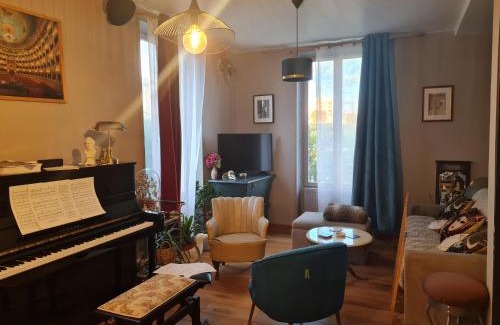 Courlancy House | Artist house with piano and charming garden