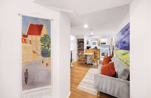 Maple Leaf House | Artist’s 750sqft 2BR Basement – Maple Leaf Park