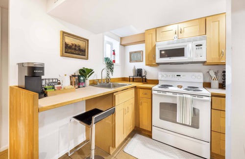 Maple Leaf House | Artist’s 750sqft 2BR Basement – Maple Leaf Park