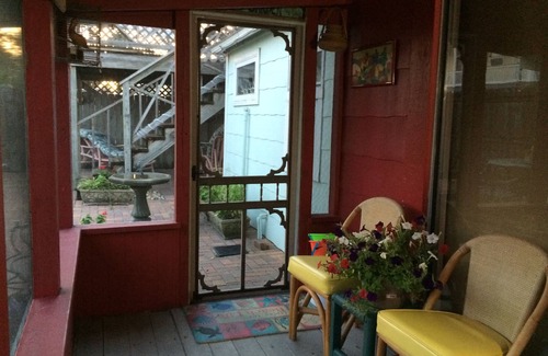 Vilano Beach Cottage | Artist's cottage, very private, fenced-in property! steps to the beach.n