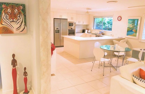 Surfers Paradise House | Artist’s Private Recluse - Surfers Paradise