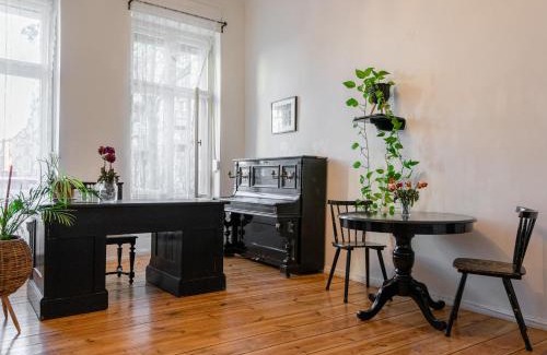 Wedding Apartment | Artistic Altbau Apartment