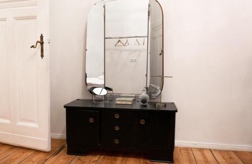 Wedding Apartment | Artistic Altbau Apartment