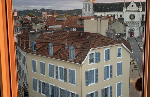 Centre Ville Apartment | Artistic apartment in Pau with view of the center and the castle