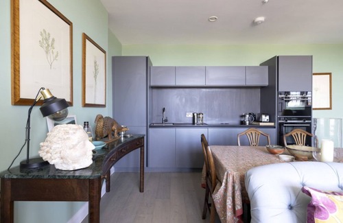 New Town Apartment | Artistic Apartment near Princess Street